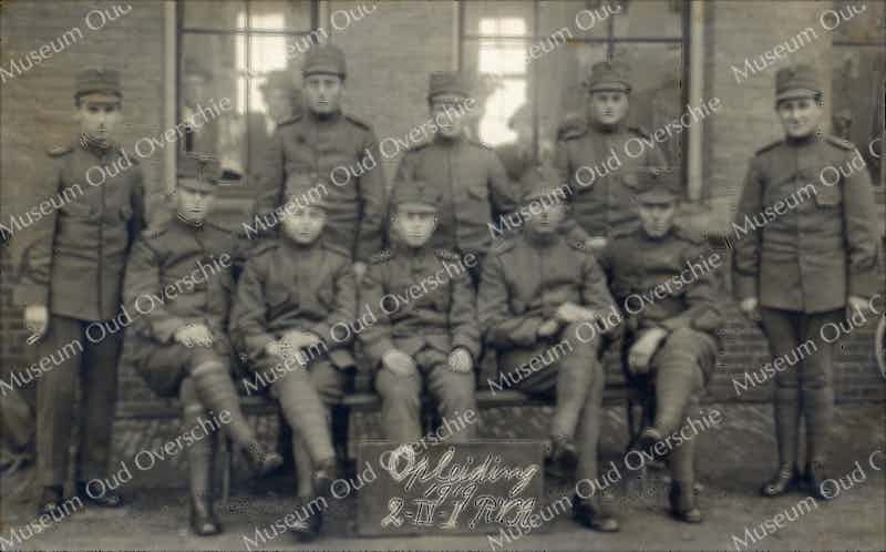 Henk Zegwaard in militaire dienst, groepsfoto met negen andere